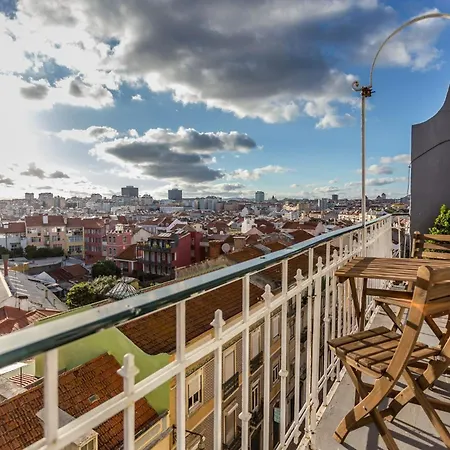 Charming Flat With 2 Bedrooms On Lisbon's 7th Hill דירה *