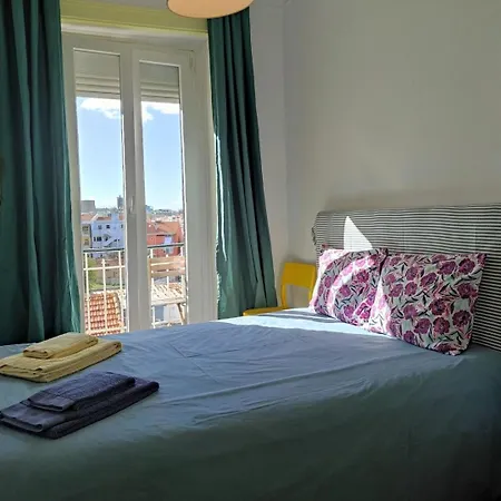 Charming Flat With 2 Bedrooms On Lisbon's 7th Hill דירה *