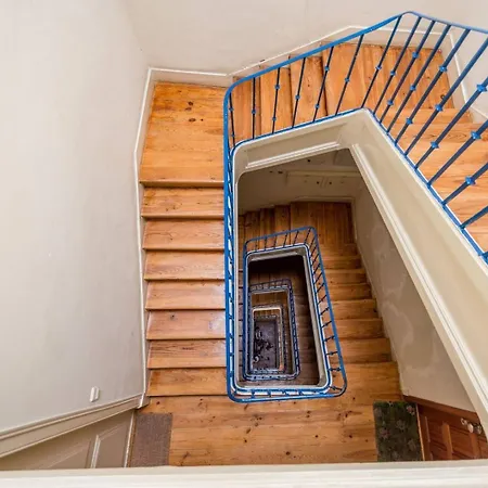 Charming Flat With 2 Bedrooms On Lisbon's 7th Hill ליסבון