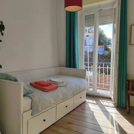 Charming Flat With 2 Bedrooms On Lisbon's 7th Hill דירה ליסבון