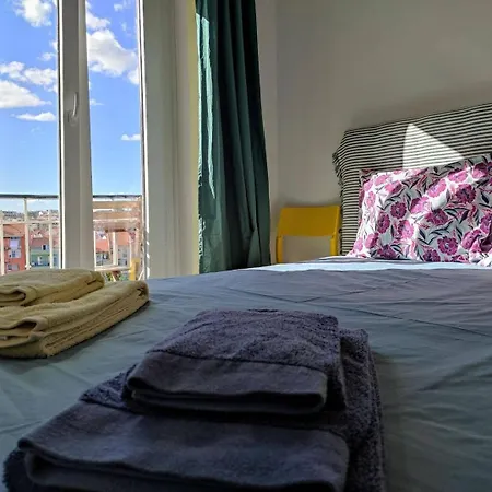 Charming Flat With 2 Bedrooms On Lisbon's 7th Hill דירה ליסבון