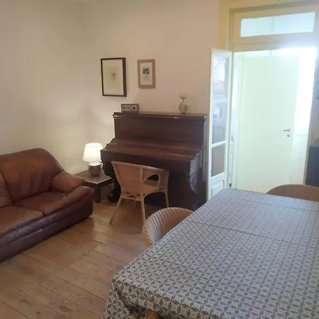 Charming Flat With 2 Bedrooms On Lisbon's 7th Hill דירה *