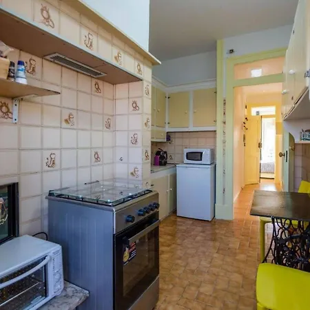 Charming Flat With 2 Bedrooms On Lisbon's 7th Hill דירה ליסבון