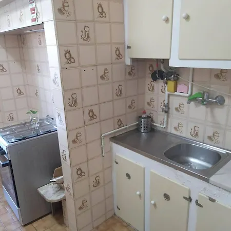 Charming Flat With 2 Bedrooms On Lisbon's 7th Hill דירה *