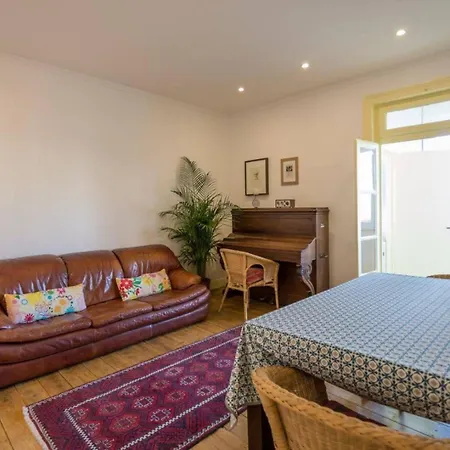 Charming Flat With 2 Bedrooms On Lisbon's 7th Hill ליסבון