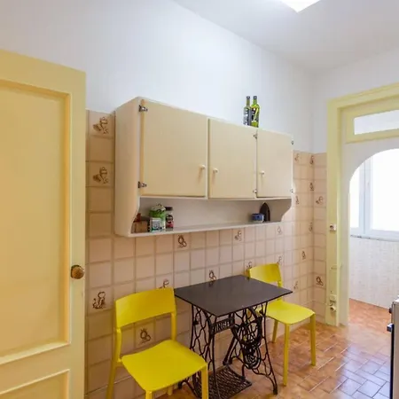 Charming Flat With 2 Bedrooms On Lisbon's 7th Hill ליסבון