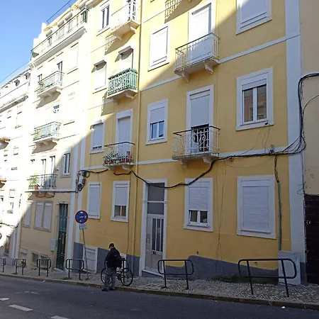 Charming Flat With 2 Bedrooms On Lisbon's 7th Hill Apartamento