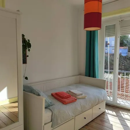 Charming Flat With 2 Bedrooms On Lisbon's 7th Hill ליסבון