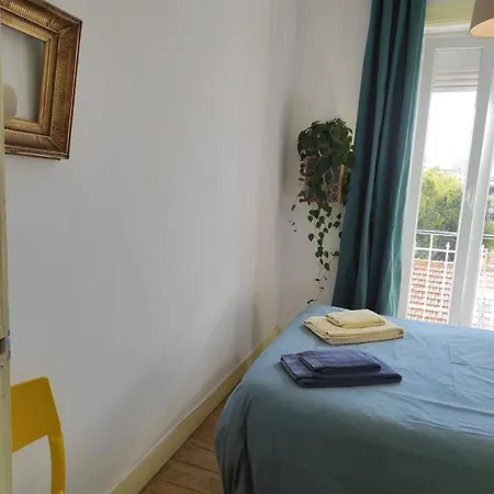 Charming Flat With 2 Bedrooms On Lisbon's 7th Hill Lissabon
