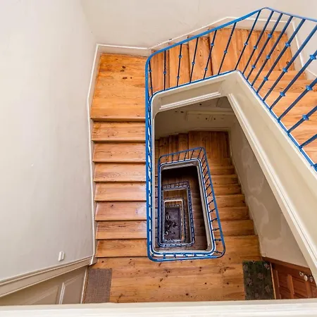 Charming Flat With 2 Bedrooms On Lisbon's 7th Hill Apartment