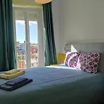 Charming Flat With 2 Bedrooms On Lisbon's 7th Hill Apartment *