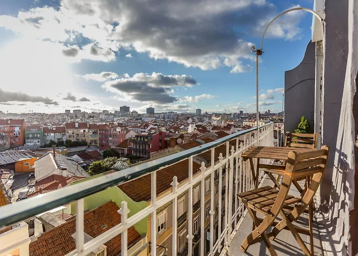 Charming Flat With 2 Bedrooms On Lisbon's 7th Hill アパート *