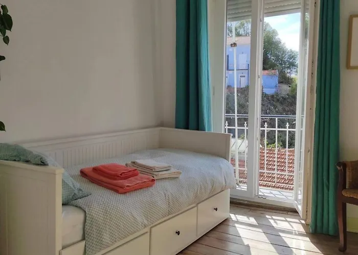 Charming Flat With 2 Bedrooms On Lisbon's 7th Hill アパート リスボン