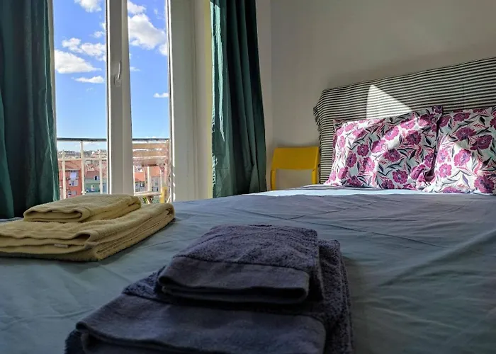 Charming Flat With 2 Bedrooms On Lisbon's 7th Hill アパート リスボン