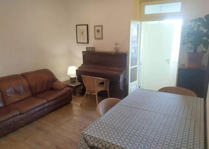 Charming Flat With 2 Bedrooms On Lisbon's 7th Hill アパート *