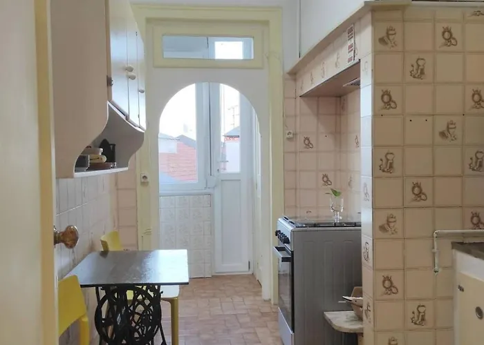 Charming Flat With 2 Bedrooms On Lisbon's 7th Hill