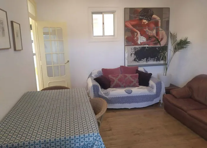 Charming Flat With 2 Bedrooms On Lisbon's 7th Hill アパート