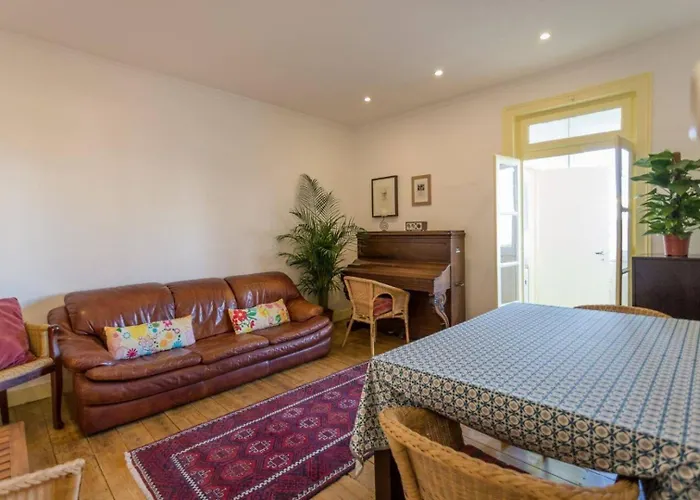 Charming Flat With 2 Bedrooms On Lisbon's 7th Hill リスボン
